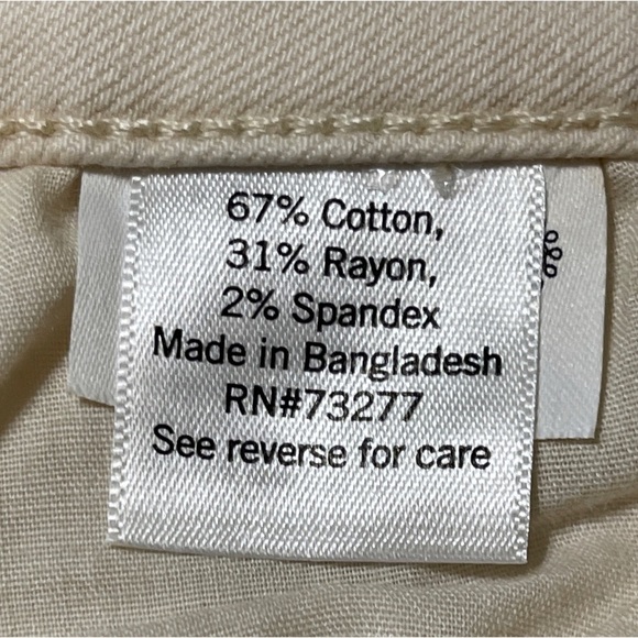 NEW Junior SO Distressed High Rise Curvy Midi Stretch Shorts Size 1 NWT - Picture 5 of 5